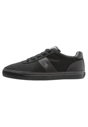 Czarny niskoprofilowy sneaker z wiązaniem z przodu, panelami z tkaniny i skóry oraz naszytym logo konia po boku.
