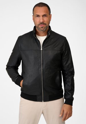 Schwarze Lederjacke mit Stehkragen, frontalem Reißverschluss und gerippten Manschetten. Verfügt über eine glatte Textur und gestickte Details über die Brust.