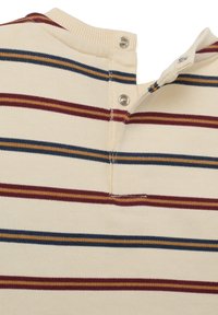 Camisa de algodón a rayas en color crema con líneas en burdeos, azul marino y mostaza. Cuenta con un cierre de botón a presión en la parte trasera del collar. Tejido de punto texturizado.