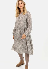 Blomstret midi-kjole i blødt gråt stof med pink og mørkere grå mønstre, lange ærmer, knaplukning og en samlet talje.