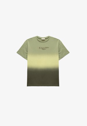 Olivenfarvet T-shirt med korte ærmer, der har en gradientfade til lysere grøn, med broderet tekst "The Unseen Nature Tripper" på forsiden.