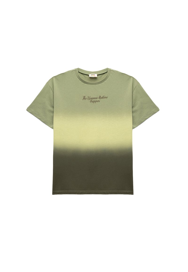 Camiseta verde oliva de manga corta con un degradado que pasa a un verde más claro, con el texto bordado "El Viajero de la Naturaleza Oculta" en el frente.
