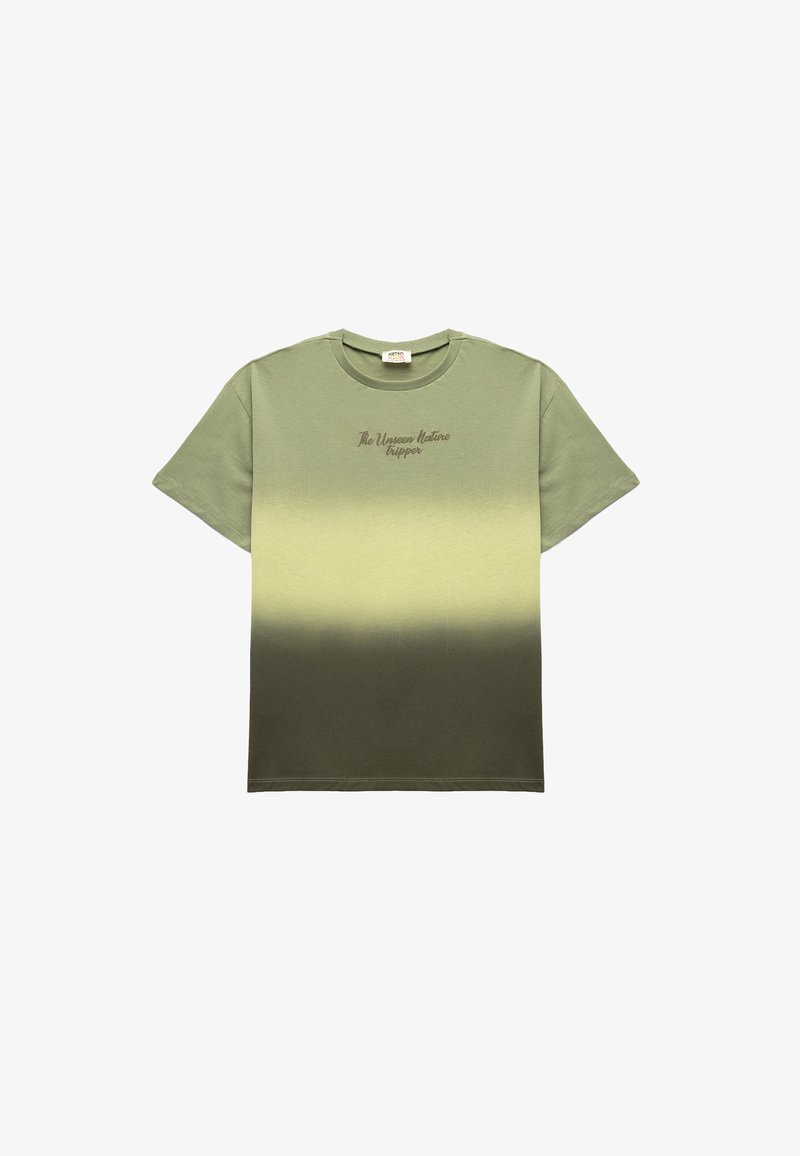 Camiseta verde oliva de manga corta con un degradado que pasa a un verde más claro, con el texto bordado "El Viajero de la Naturaleza Oculta" en el frente.