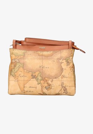 Borsa a mano in pelle marrone con design della mappa del mondo, texture liscia e chiusura con zip dotata di tracolla staccabile. Presente dettaglio del logo in oro.