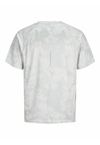 Lyhythihainen urheilupaita vaaleanharmaana, jossa on hienovarainen tekstuurikuvio. Paitassa on suora helma ja heijastava yksityiskohta takana.