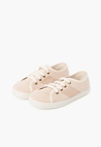 Sneaker in suede rosa chiaro con lacci bianchi, caratterizzati da dettagli forati sui lati e una suola in gomma bianca testurizzata.