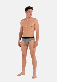 Heren grijze patronen onderbroeken met een zwarte elastische tailleband. De stof lijkt glad en aansluitend, met een gestructureerd geometrisch ontwerp.