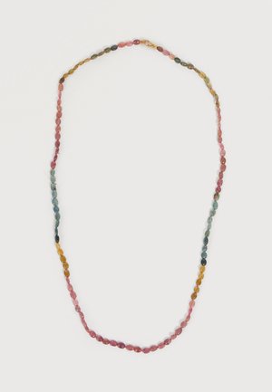 Collier avec de petites perles ovales multicolores en rose, vert, bleu, jaune et marron, fixé par un fermoir doré, posé à plat en forme ovale.