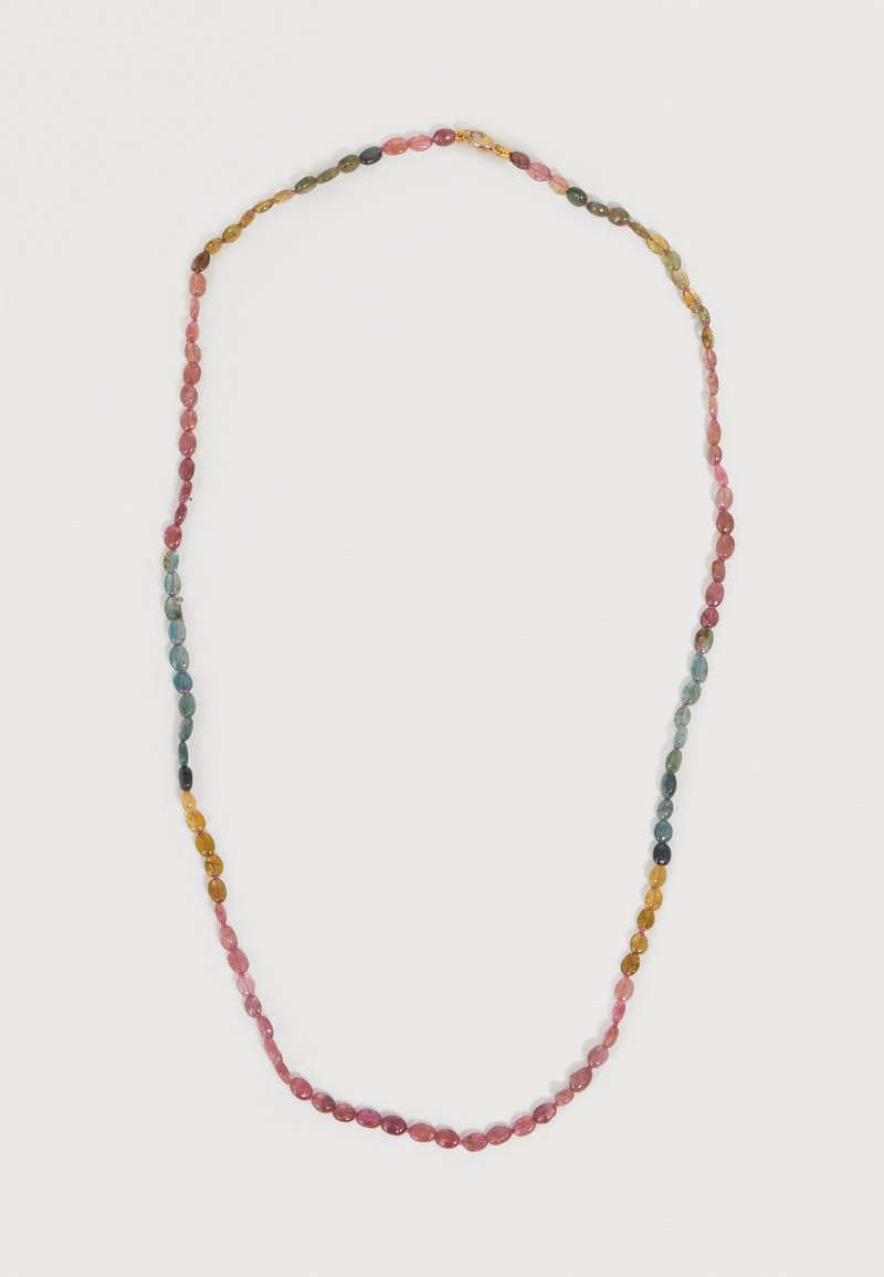 Collier avec de petites perles ovales multicolores en rose, vert, bleu, jaune et marron, fixé par un fermoir doré, posé à plat en forme ovale.