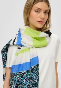 Écharpe multicolore avec un mélange de motifs bleus, verts et noirs, comprenant des rayures et un design floral, fabriquée à partir d'un tissu léger.