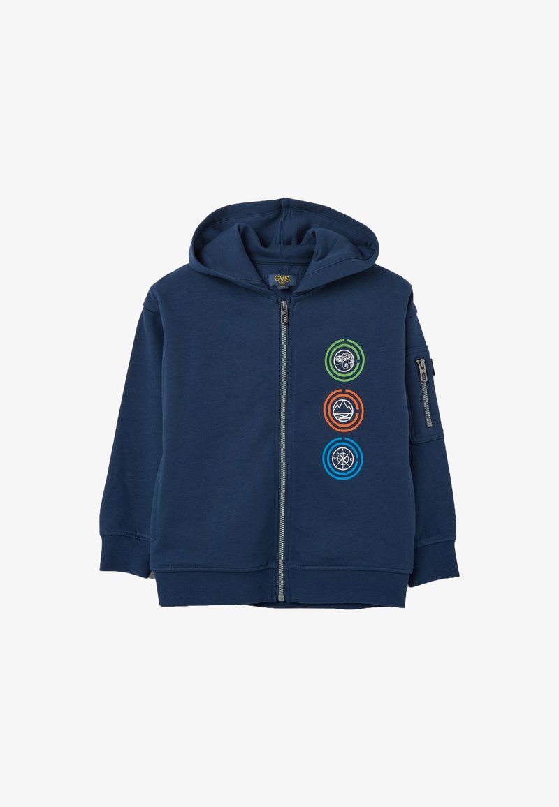 Sudadera con cremallera de color azul marino en mezcla de algodón, que presenta tres parches circulares de colores en el lado izquierdo del pecho y un bolsillo con cremallera en la manga.