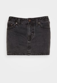 Černá denimová mini sukně s klasickým pětikapsovým designem, předním zapínáním na knoflík a prošíváním podél okrajů.