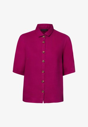 Chemise magenta à manches courtes avec col, sept boutons devant et un ourlet droit.