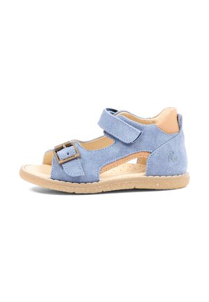 Sandalo da bambini in camoscio blu con suola beige, fibbia regolabile e cinturino in velcro, punta aperta e tallone chiuso.