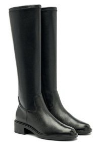 Botas de cuero negras hasta la rodilla con un acabado texturizado, paneles laterales elásticos y un tacón bajo en bloque. Forro interior liso con costuras mínimas.