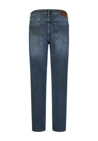 Jeans en denim bleu montrés de l'arrière avec deux poches à patch, des passants de ceinture et une étiquette de marque en cuir marron sur la taille.