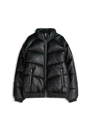 Giubbotto imbottito nero in pelle sintetica testurizzata. Presenta un colletto alto, chiusura zip frontale e due tasche laterali con zip. Maniche e orlo elasticizzati.