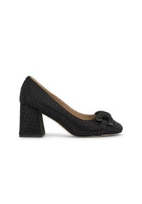 Zapato de tacón negro con punta redondeada, decorado con rhinestones texturizados y un acento anudado en la parte delantera, con un tacón cuadrado.