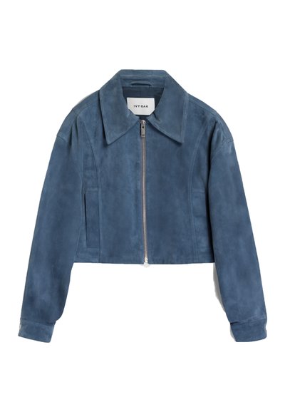 Giacca blu in suede tagliata con colletto, chiusura frontale a zip e tasche laterali. Tessuto morbido con cuciture pulite e hardware minimale.