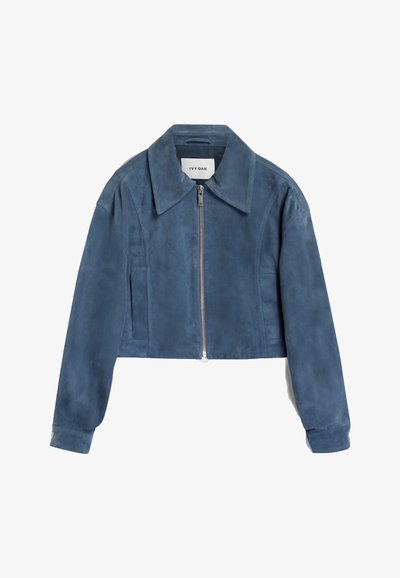 Ingekorte blauwe suède jas met een kraag, sluiting met voorkant rits en zijzakken. Soepele textuur met nette stiksels en minimale hardware.