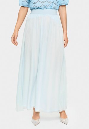 Jupe maxi bleu clair en tissu transparent, dotée d'une taille élastique. La jupe tombe jusqu'au sol, mettant en valeur sa texture douce et son mouvement.