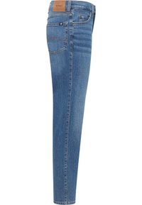 Heled sinised teksad slim fit lõikega, valmistatud denimist. Omavad nahast seljakildu, nurga all tagataskuid ja peeneid õmblemise detaile.