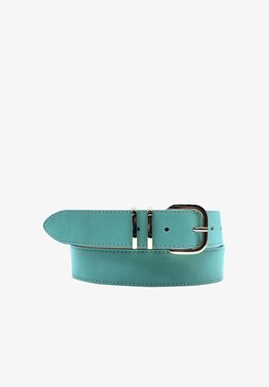 Ceinture en cuir turquoise au fini lisse, boucle en argent rectangulaire et détails à double ardillon. Bords cousus et plusieurs trous pour l'ajustement.