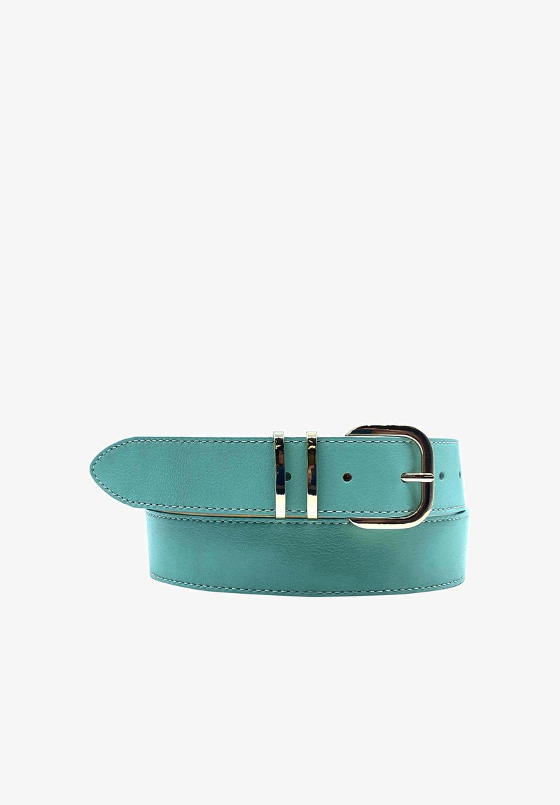 Ceinture en cuir turquoise au fini lisse, boucle en argent rectangulaire et détails à double ardillon. Bords cousus et plusieurs trous pour l'ajustement.