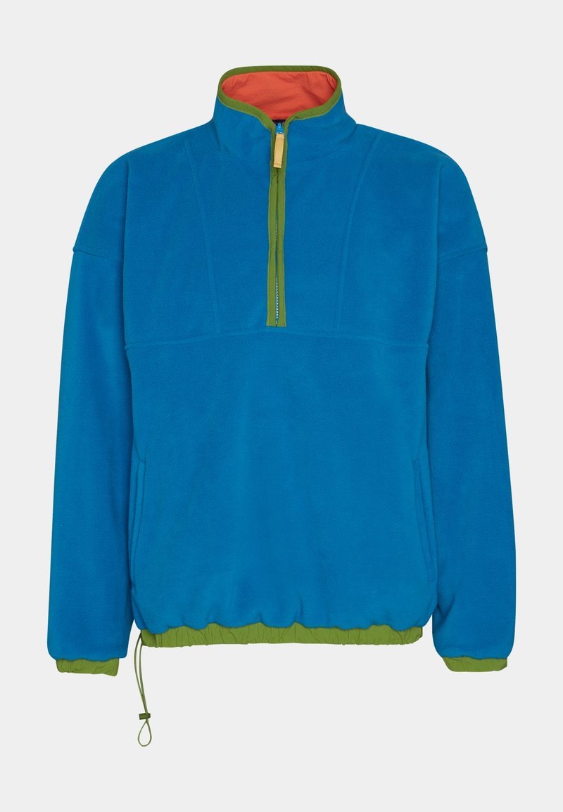 Sininen fleece-pullover, jossa on puoli-vetoketjukaulus, vihreät yksityiskohdat ja elastinen helma. Kauluksen sisäosa on oranssia vuorikangasta. Sivutaskut mukana.