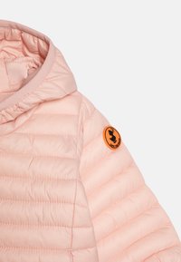 Lichtroze gewatteerde jas met horizontale stiksels, een capuchon en een oranje ronde patch op de mouw met een logo. Zachte textuur.