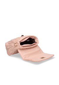 Borsa a tracolla imbottita di colore rosa con apertura a patta, dettagli in oro e interno spazioso che presenta una tasca con zip e una texture liscia.