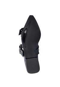 Zwarte hoge hak schoen met een puntige neus, glanzende afwerking, enkelriem met gespsluiting en een gegoten rubberen zool.