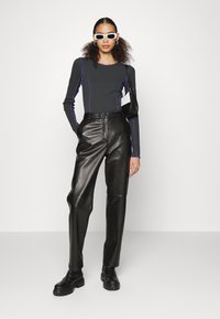 Weekday Camisola de manga comprida - off black