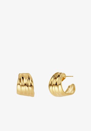 Goldfarbene Ohrringe mit einem geschwungenen Design und strukturierten Wellen, dünner Stift für sicheren Halt, reflektierende Oberfläche verstärkt den Glanz.