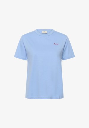 Gaiši zila kokvilnas T-krekls ar apaļu kakla izgriezumu un īsām piedurknēm. Kreisajā krūtis zona rotāta ar sarkanu izšūtu tekstu "Love".