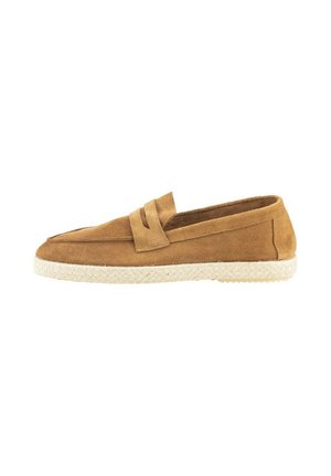 Zapato marrón de ante tipo slip-on con dos correas decorativas, que presenta una suela de yute trenzado y puntera redonda. Diseño simple con textura suave.