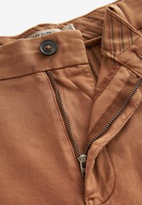 Next STRAIGHT FIT STRETCH CHINO - Kratke hlače - terracotta