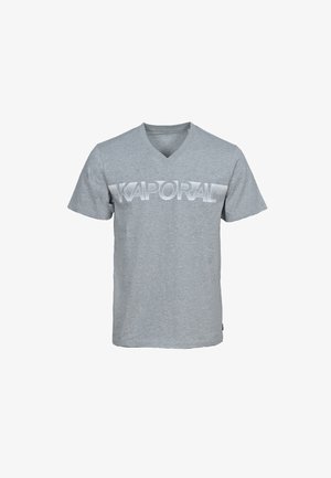 Camiseta de algodón gris con un diseño de cuello en V y la palabra "KAPORAL" impresa en grandes letras blancas en el pecho.
