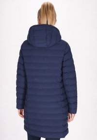 Marineblauwe gewatteerde jas met capuchon, voorzien van een horizontaal quiltpatroon, een gladde textuur en een middellange snit, ontworpen voor warmte.