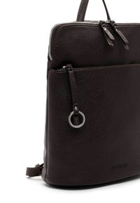 Tmavě hnědý kožený batoh s texturovaným povrchem, s přední zipovou kapsou, dvojitým zipem nahoře a kulatým kovovým dopl�ňkem.