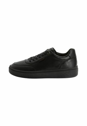 Sneaker in pelle nera con tomaia bassa, lacci, area delle dita traforata e suola texturizzata, mostrata di profilo su sfondo bianco.