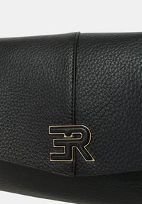 Pochette in pelle nera con finitura testurizzata, forma angolare e dettaglio logo dorato. Design minimalista con chiusura sicura.