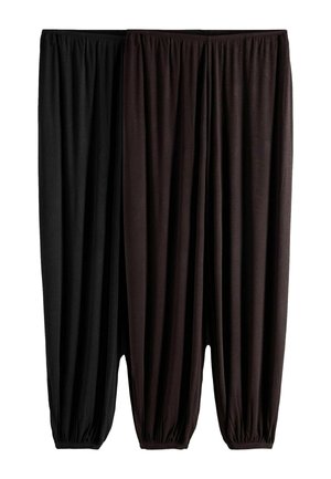 Zwei Paar locker sitzende Hosen mit elastischem Bund und Bündchen, eine schwarz und eine dunkelbraun, nebeneinander gezeigt.