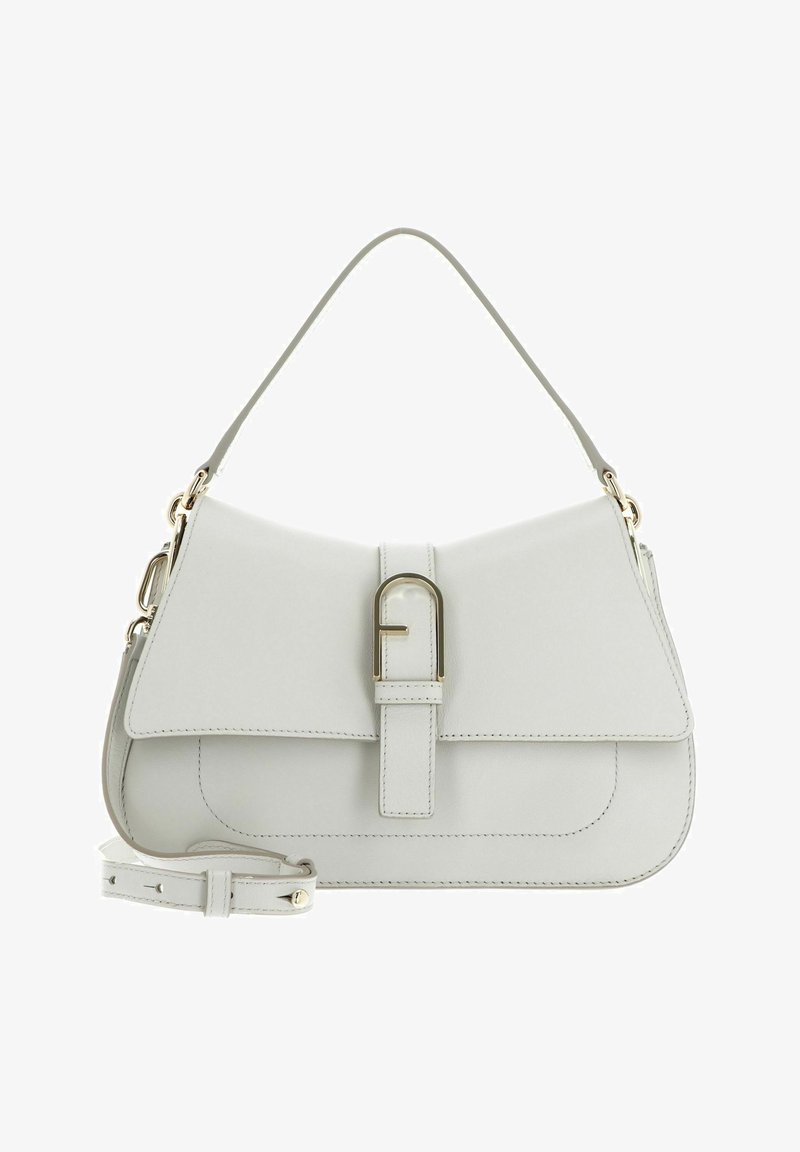 Witte leren handtas met een gestructureerde vorm en klepsluiting. Opvallende gouden hardwareaccenten en een verstelbare schouderband inbegrepen.