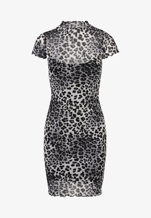 Lāču raksta kleita caurspīdīgā melnā un baltā audumā. Īsas piedurknes, augsts kakls, šaura piegriezte un teksturēta virsma. Detalizēta apakšmalas apdare.