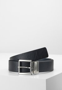 Cintura in pelle nera con una finitura strutturata, dotata di una fibbia in metallo silver e un design rettangolare. Stile minimalista e versatile.