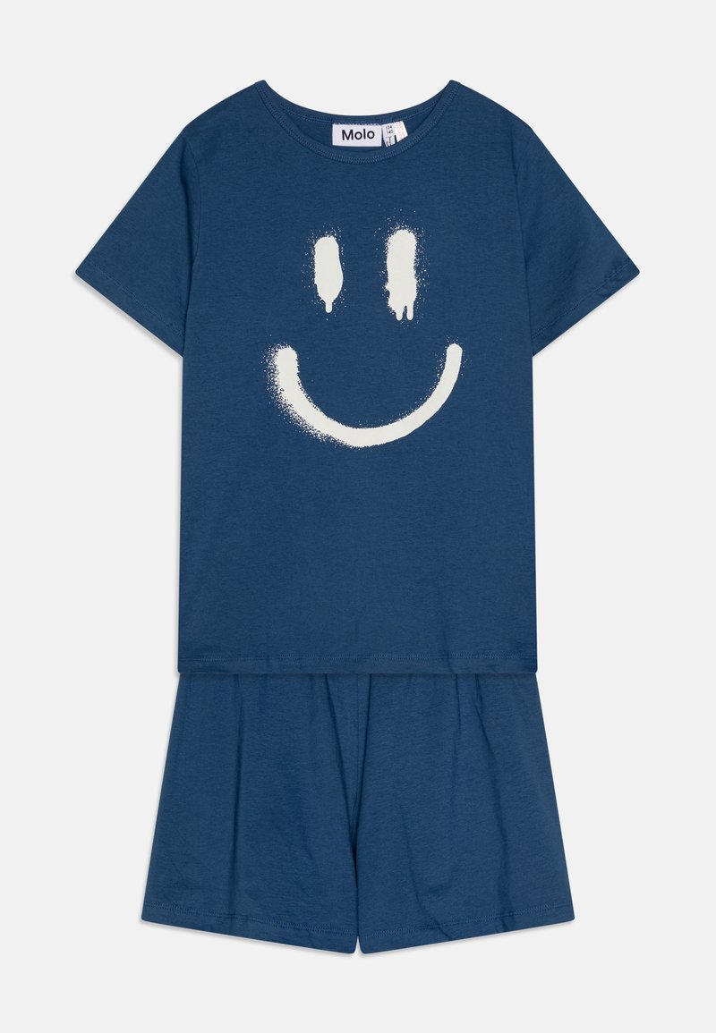 Conjunto de t-shirt azul de algodão de mangas curtas e calções com um design de cara sorridente spray-pintada em branco na frente. Ajuste casual, textura suave.