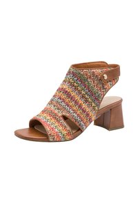 Γυναικείο πέδιλο ανοιχτής μύτης με πολύχρωμο πλεκτό πάνω μέρος, καφέ τακούνι σε μπλοκ και ρυθμιζόμενο πίσω λουράκι με κούμπωμα κουμπί πατιλέτα.