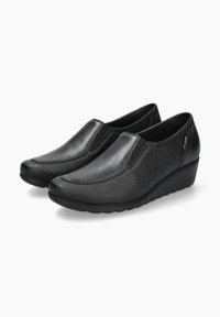 Chaussures noires en cuir à enfiler avec une finition texturée, accents lisses et un talon peu élevé pour un confort accru. Panneaux latéraux élastiques inclus.