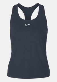 Canotta Nike blu navy con design a schiena nuotatrice, texture liscia e piccolo logo bianco sul petto. Nessun motivo o accento aggiuntivo.